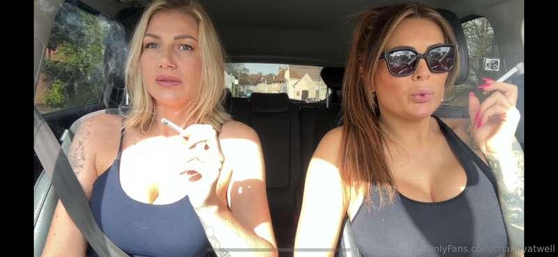 Cigarette on our car journey this afternoon 🚬🚬
