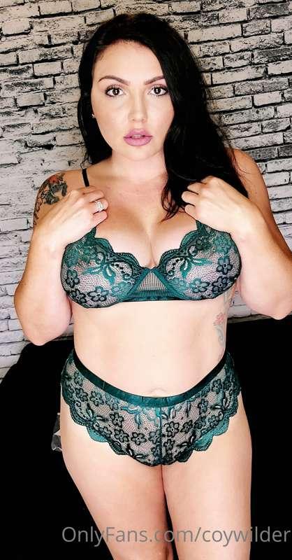 Undress me babe ❤️

For discounted ppv, priority messaging a..