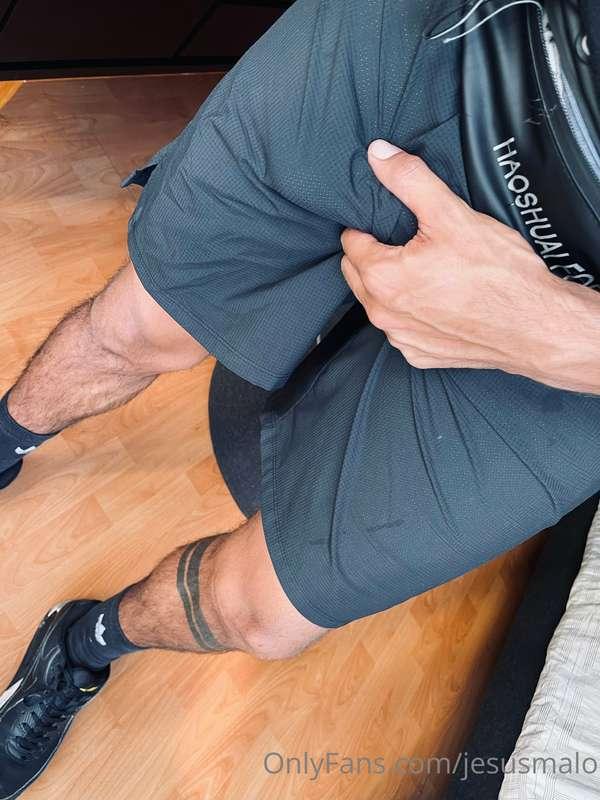 Se me ha puesto dura después de entrenar! 🍆