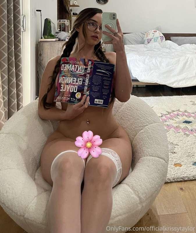 Happy friday babes 💕 My VIP page is half off all weekend and..