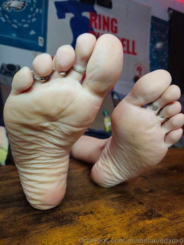 Don't you just love how wrinkly my feet are