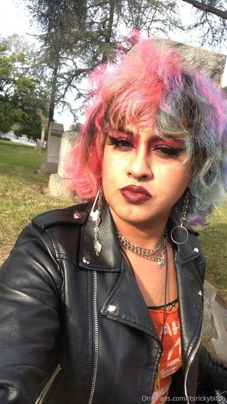 I wanna fuck in the cemetery one day.. but their all watchin..