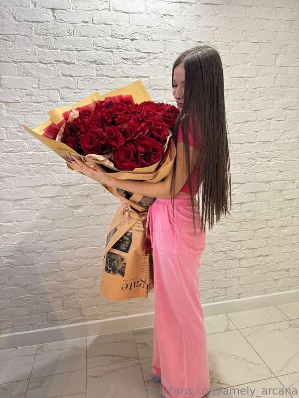 Okay, which girl doesn’t love flowers? 🌹✨ Sadly, this bouque..