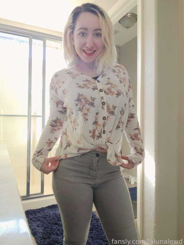 Getting ready to go out for the night with friends! Happy Friday!💕