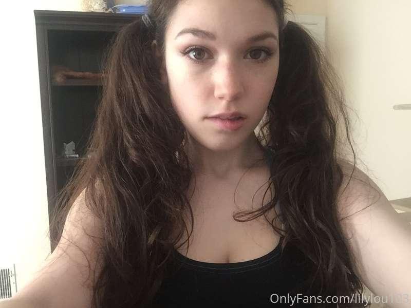 My first custom photo set EVER 😱 I looked like such a baby b..