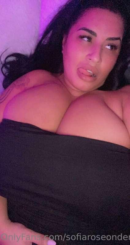 Waking up feeling extra flirty today 😏💤 Just lying here in b..