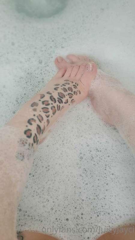 tip $10 and I'll send u more pics of my bare toes in the tub..