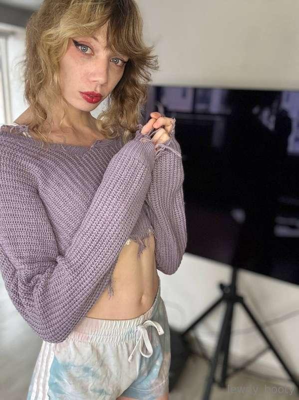 Dare to find out if I'm too hot to handle? 🥵