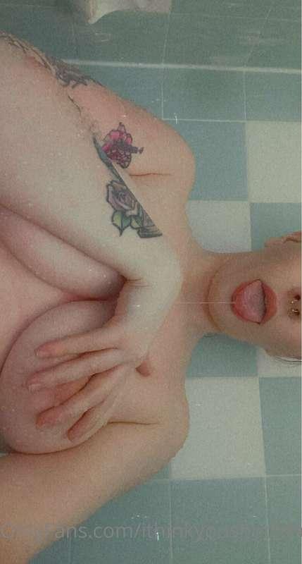 Come shower with me? 🚿🫧