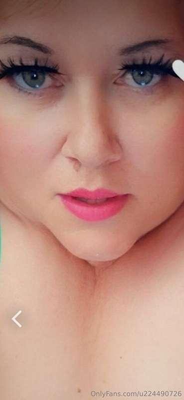 Mmm look into my green 💚 eyes baby xx