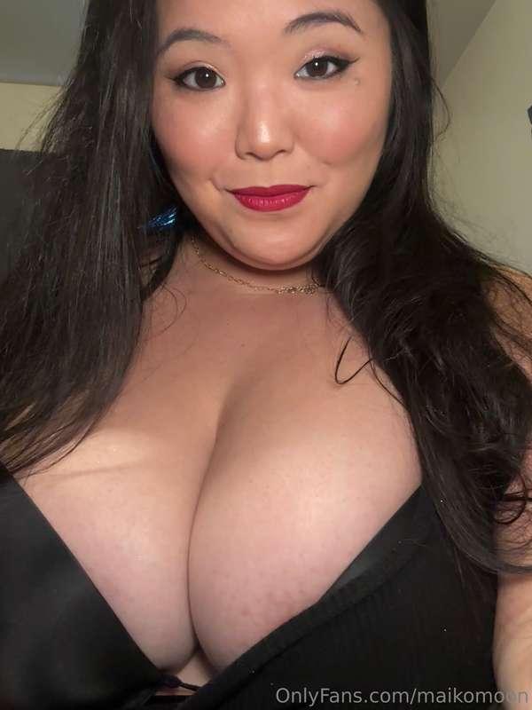 I have way too much fun showing you my cleavage😉🍈🍈 DM if you..