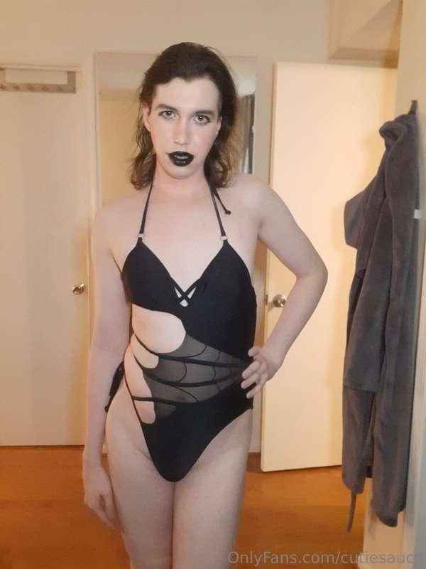 A new cute bathing suit! What do you think?? Also some feet ..