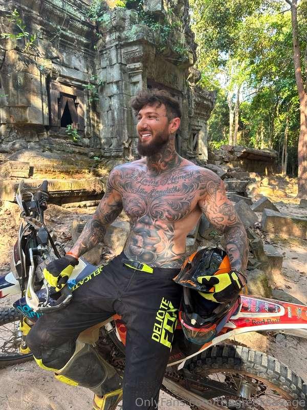 Riding through an old abandoned temple in Cambodia 😎🤘🏼