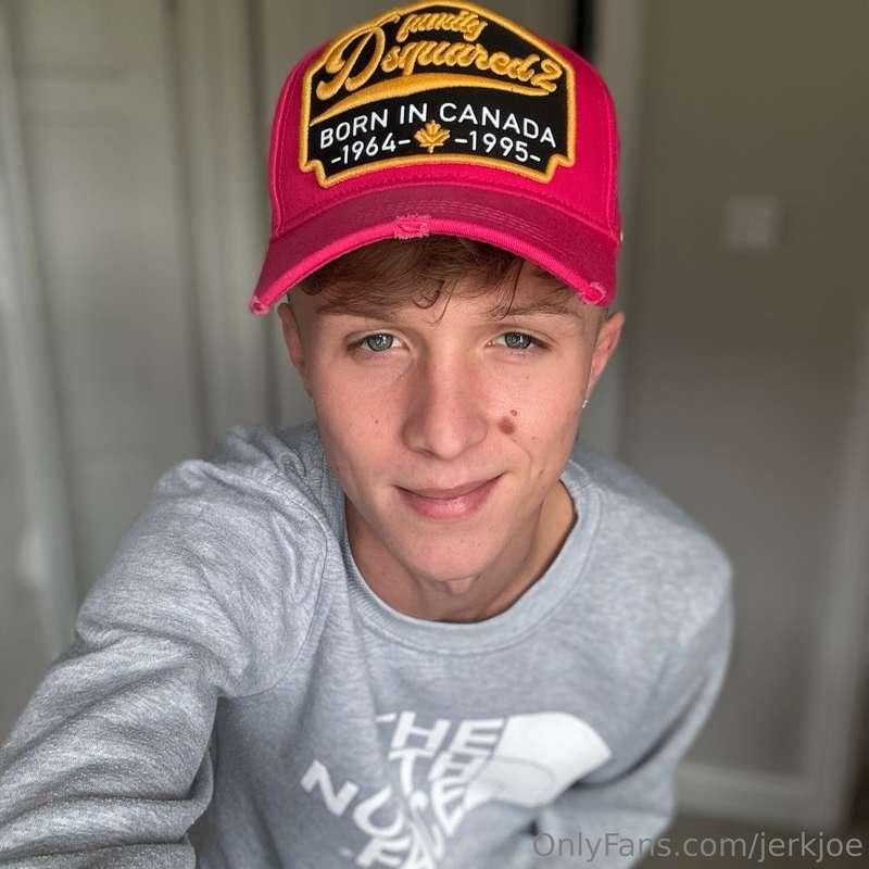 **Check out my friend @jamesyalch 👈 He replies to messages e..