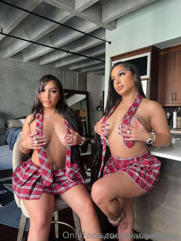 🔥🔥THE HOTTEST TWINS ON THE INTERNET 👩🏻❤️👩🏻💦💦👅 @siangietwins ..