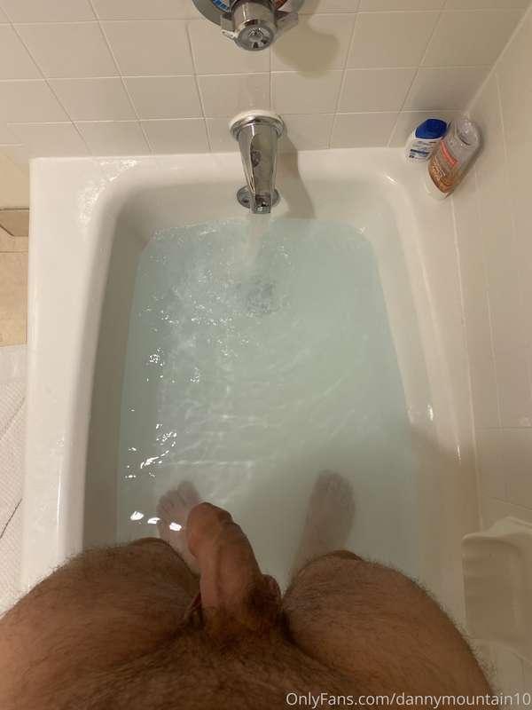 Get down on your knees in the bath for me 😈💦