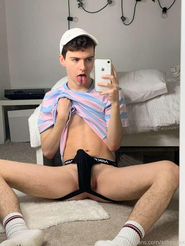 come play with me bro 😋
