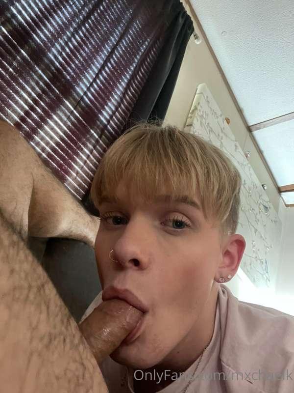 starting my day by sucking dick hehe. this is the second dic..
