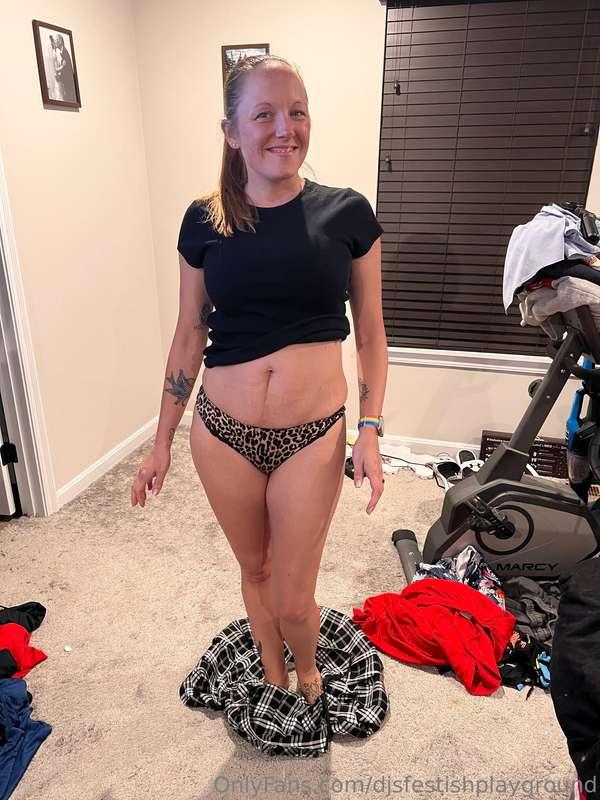 A little photo set of me stripping out of my clothes 😉 Who w..