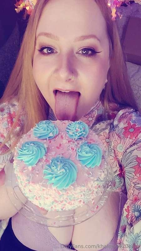 Might sit on this cake 🤔 or might eat it... hmm. Having a li..