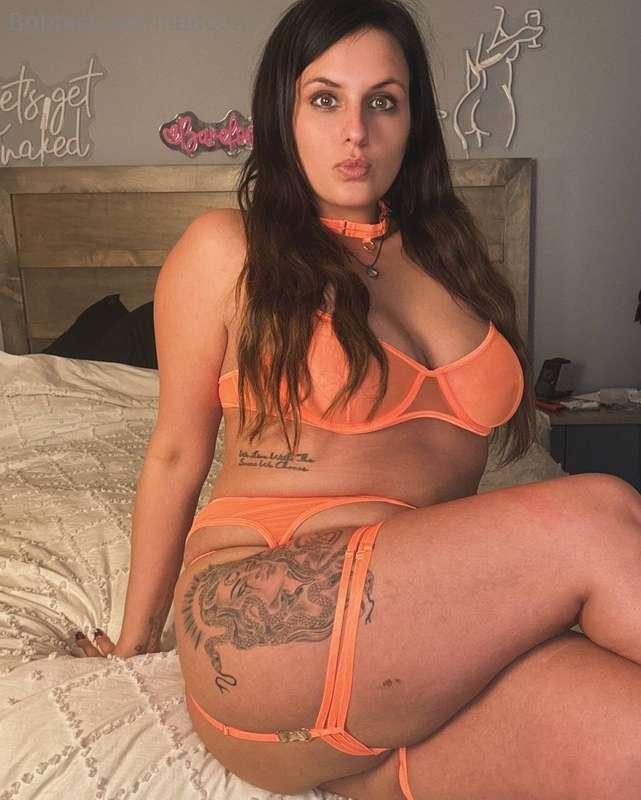@barefootmamamn is the naughtiest mom next door. She is wait..