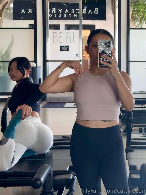 my sister 🤝capturing my post pilates booty shots 