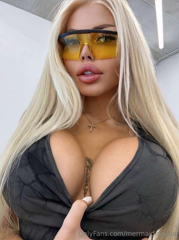 JUICY BLONDE @callmebarbiedoll WITH LONG HAIR AND BIG TITS 😍..