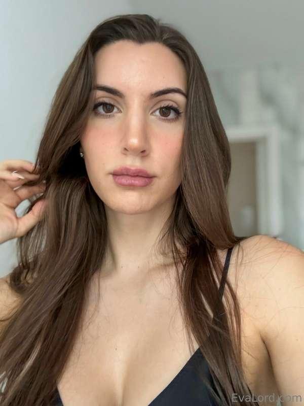 Imagine me staring into your eyes while I'm inside of you😌🥰