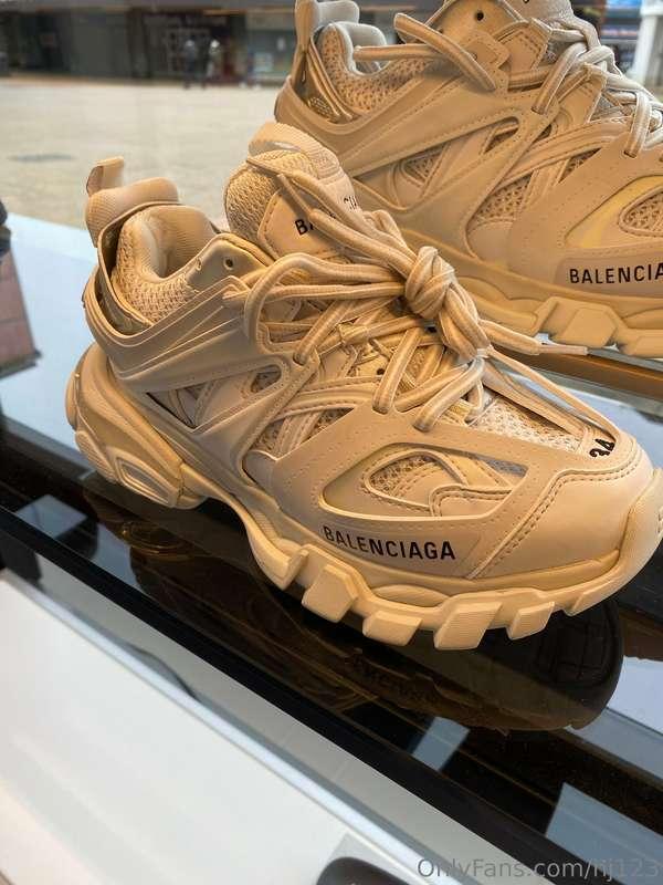 The shoe of all dreams 😍🥵 had my eye on these for a longgg t..