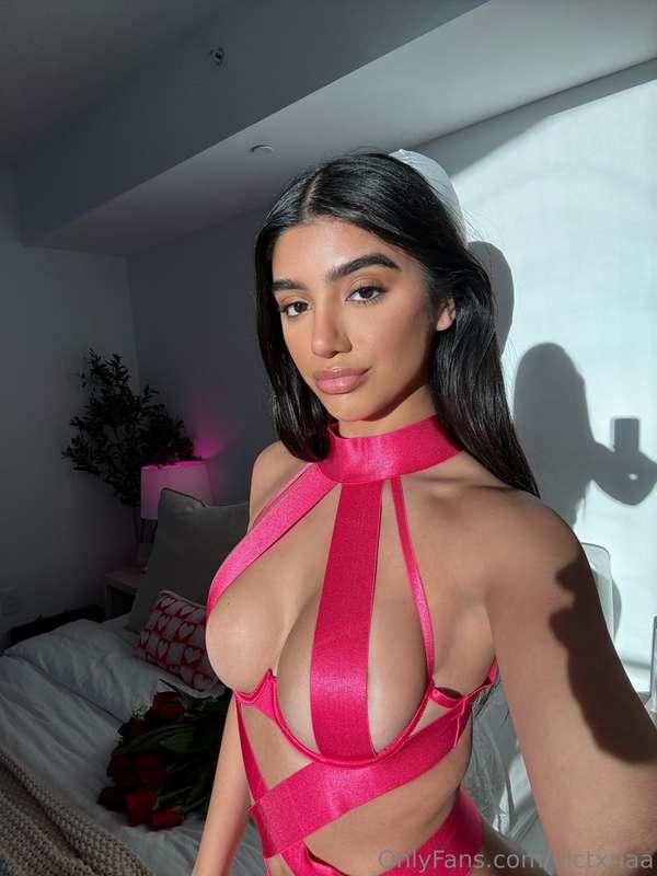 Tell me how perfect i look in this pretty pink outfit and th..