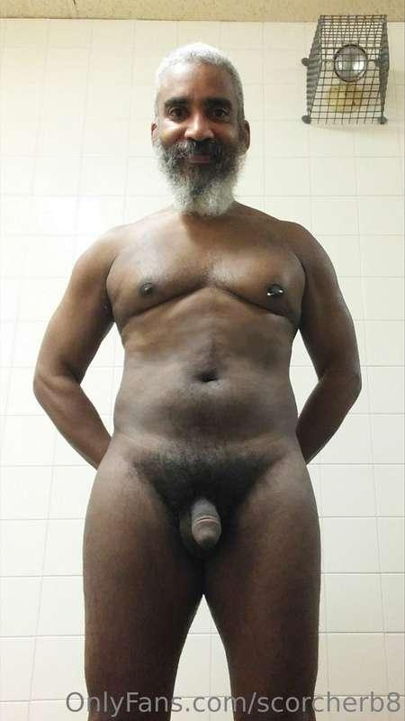 Furry Friday!  #beard #musculardaddy #gay #feet #gaycruising..