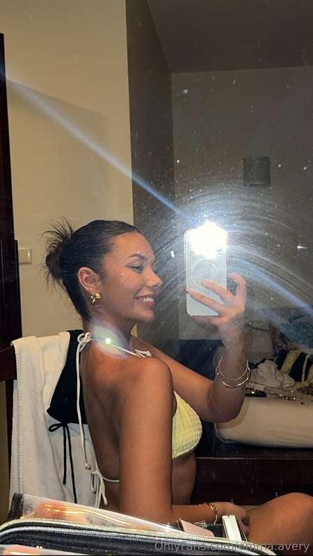 Love a mirror selfie 🍋✨🤍⭐️