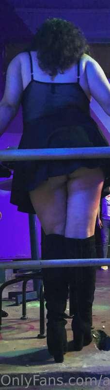 Amo que me vean en el antro usando esta faldita. ¿Me llevarí..