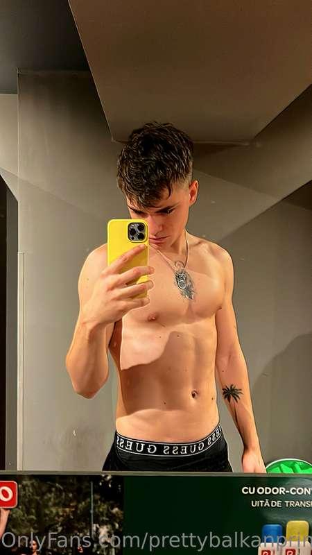 Sweaty asf here after the gym 🥵💦