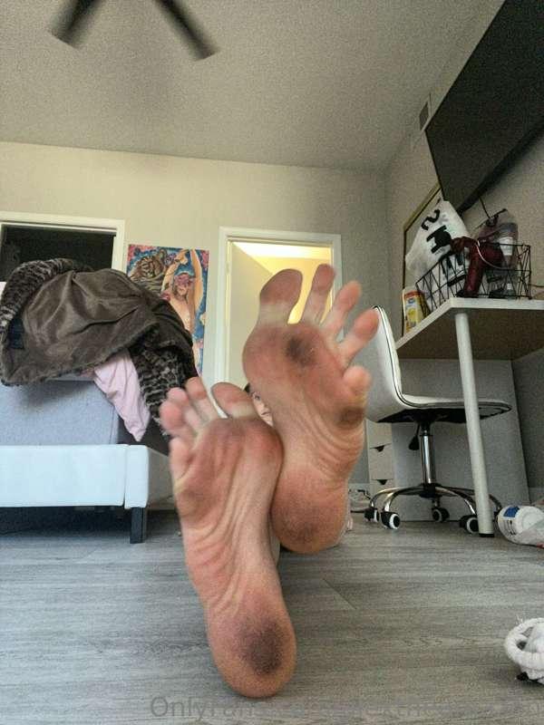 If you missed my barefoot workout pics & want em reply 🫨💓 be..