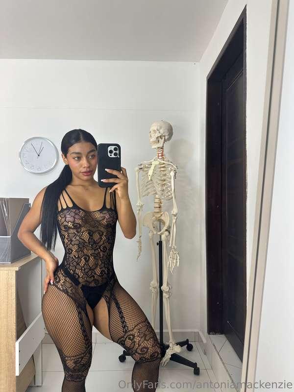 lace pressed against my skin… wanna see what’s underneath? 🔥