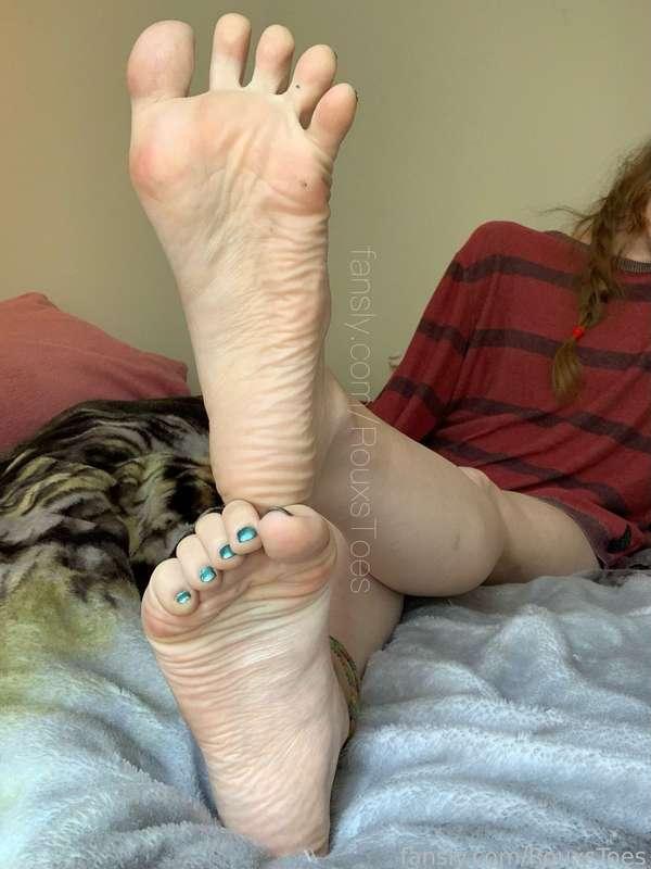 which one of you foot lovers is going to clean the fuzzy slipper lint off of my soles &amp; out from in between my toes? hehe get to it 😋💞 