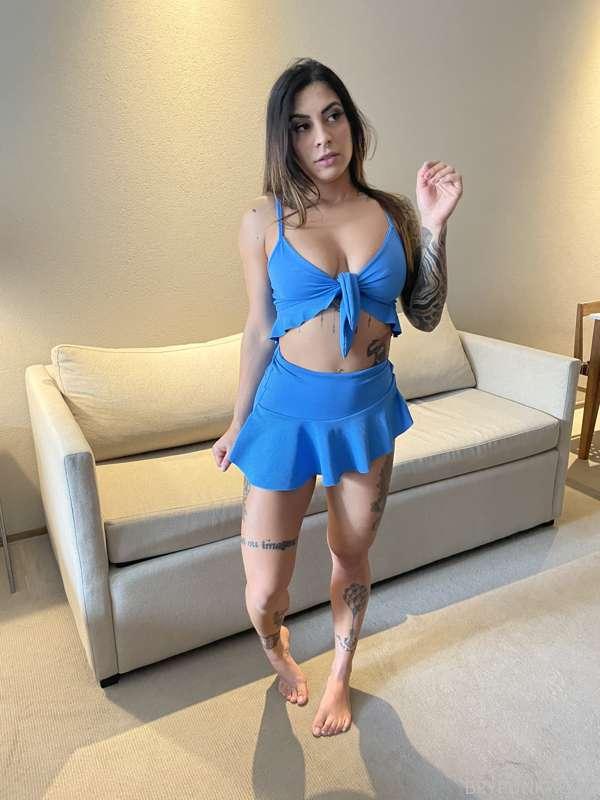 Do you like my outfit? I love it But I prefer to see them on..