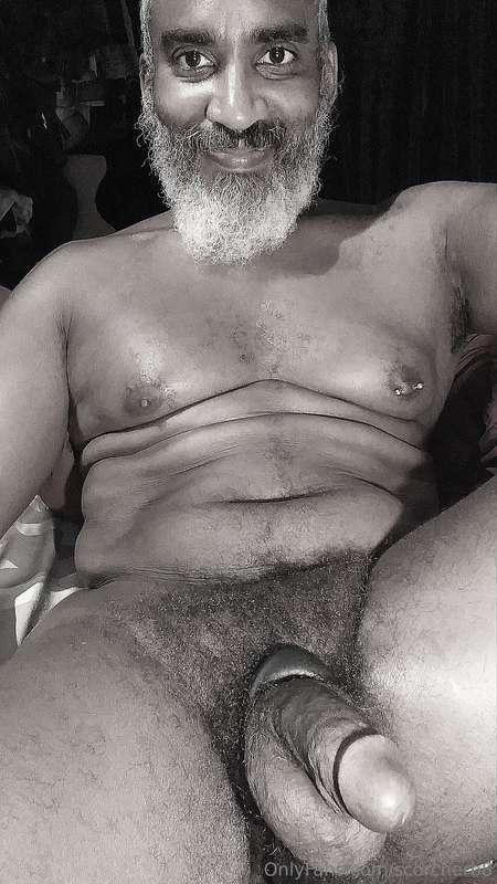 Monochrome Monday!  #beard #musculardaddy #gay #feet #gaycru..