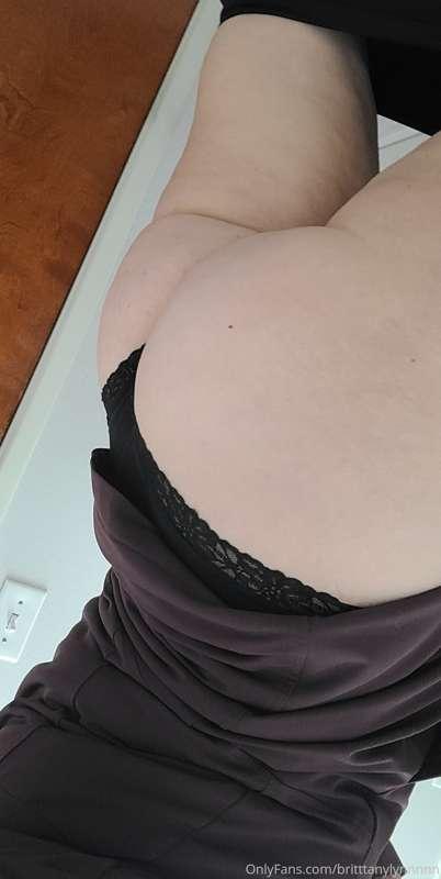 Who doesnt enjoy a few naughty pics while at work😋