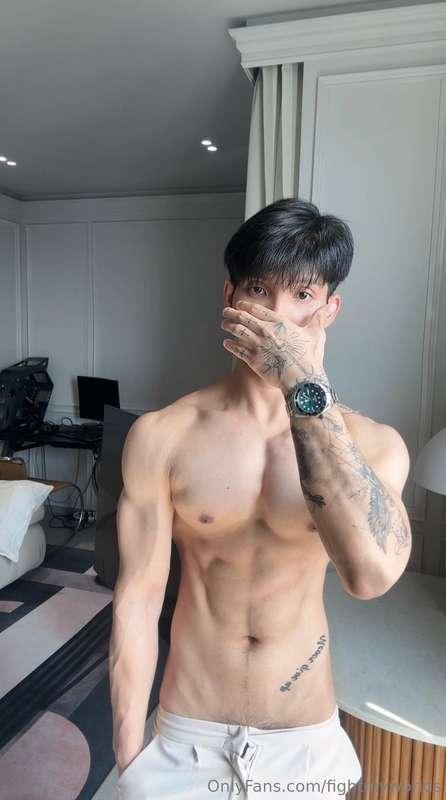 อยากให้เห็นแบบหล่อๆ ใส่เสื้อผ้าบ้าง55555