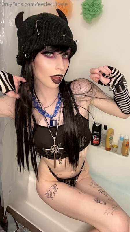 I got a sexy new outfit/wig/makeup, so I couldn’t resist tak..