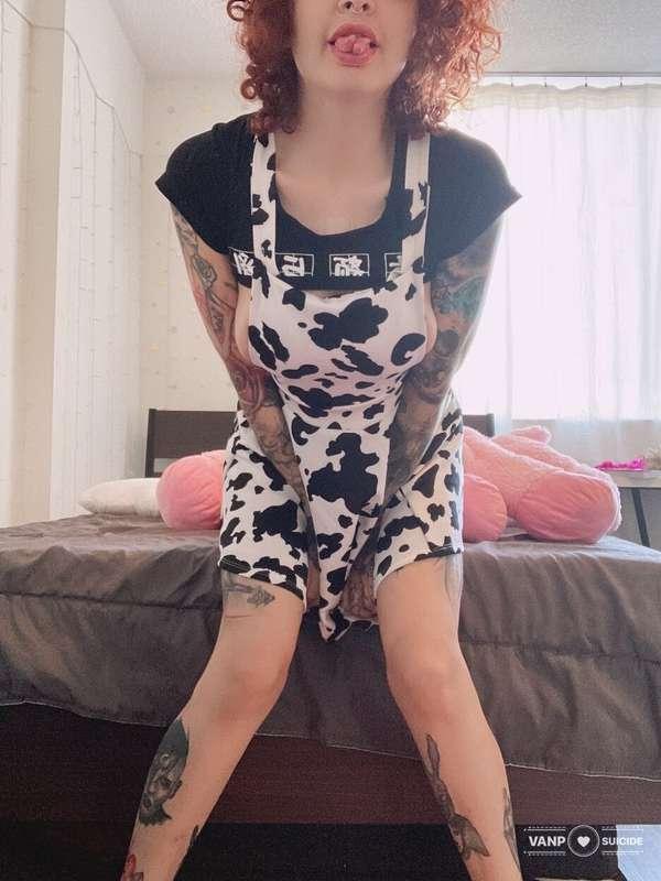 I bet you've never seen a cow with a snake's tongue 🐮🐍