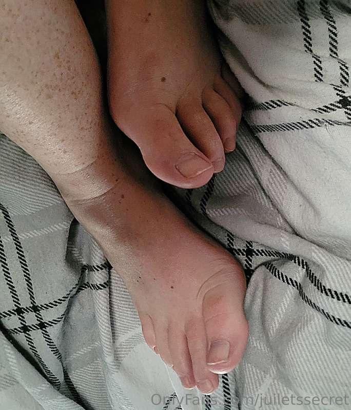 My DM is open tonight! 😈👣🔥 And I'm everything you need tonig..