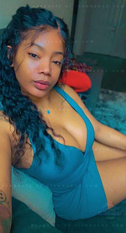 catching some sun until i catch your attention 😇🥰