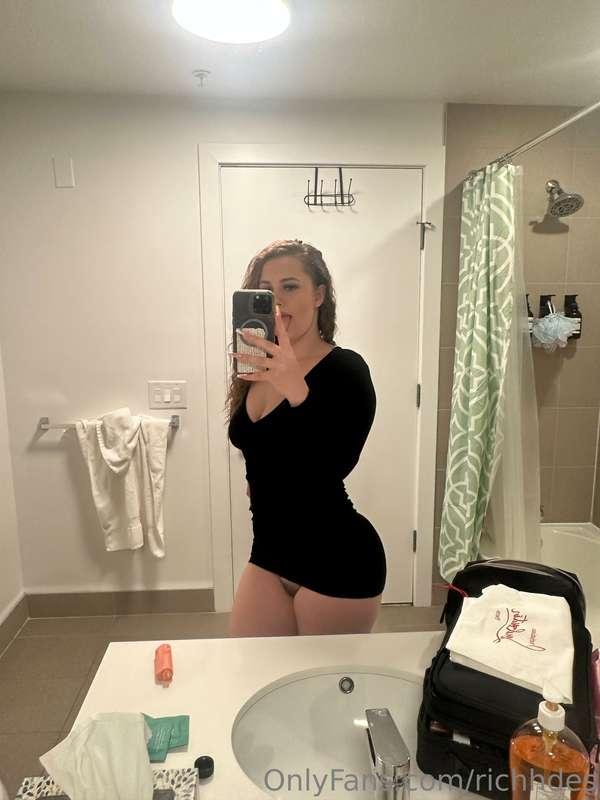 Fat pussy peeking out of my dress🤤
