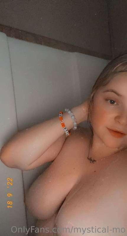 Flirty & fun, Skylar mixes the spicy with the sweet on her F..