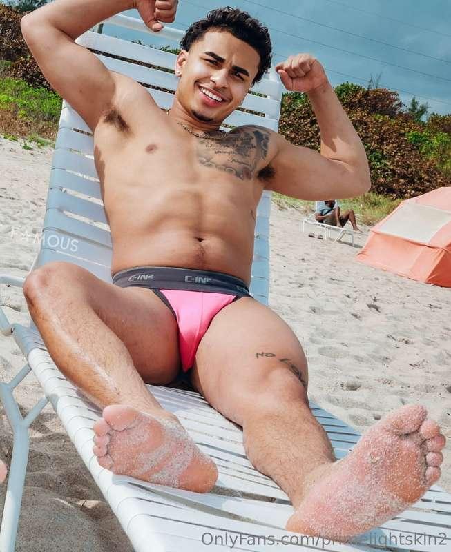 What you sniffing first? 👃 pits or feet 👣