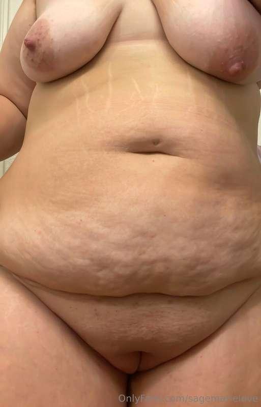 Are squishy mom bods your thing?🙈