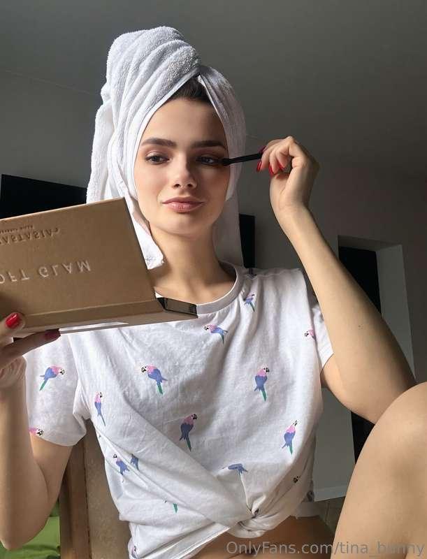 How to boost your mood in a second? Easy! 💄Just put on some ..